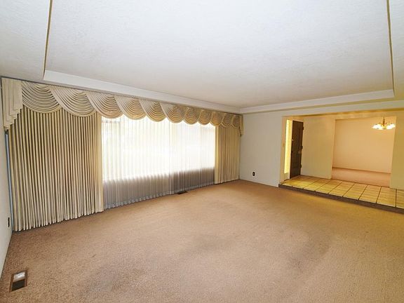 3rd image of 2729 Lakeview Dr