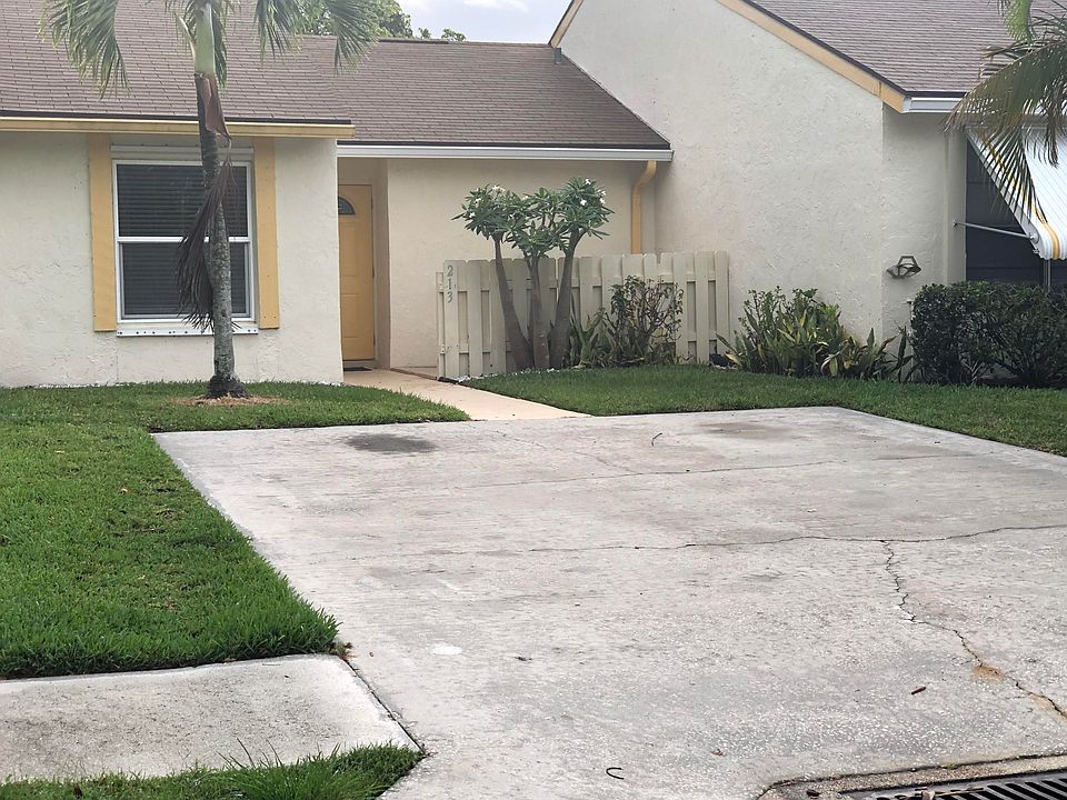 1st image of 213 Palmetto Ct