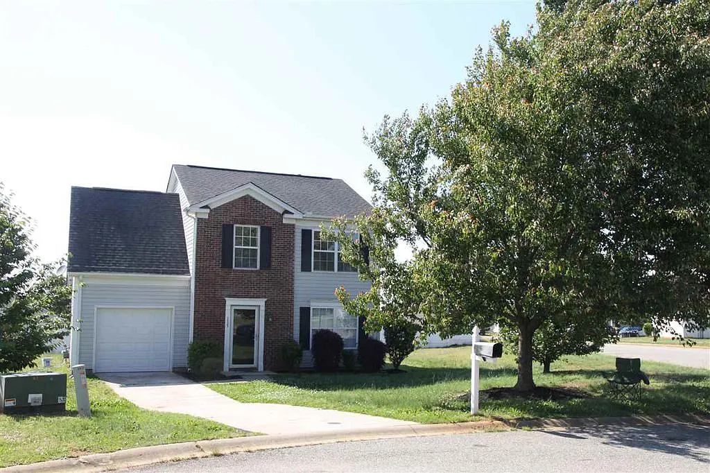 3 bed, 2.5 bath, 1342 sqft, $1,725 — Photo 2