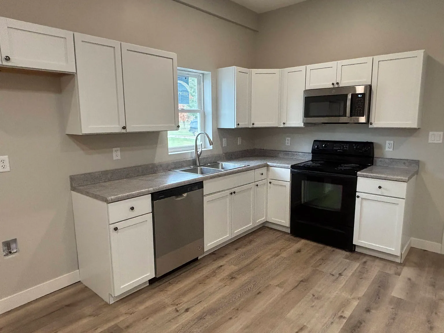 2 bed, 950 sqft, $1,950 — Photo 3