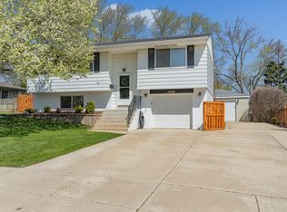 1436 Chatham Ln, Schaumburg, IL 60193