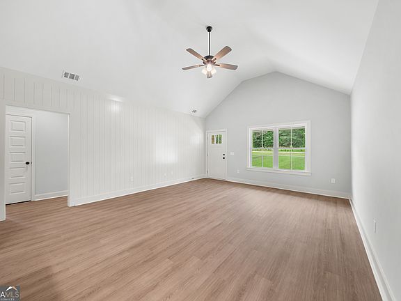3rd image of 103 Pin Oak Ln