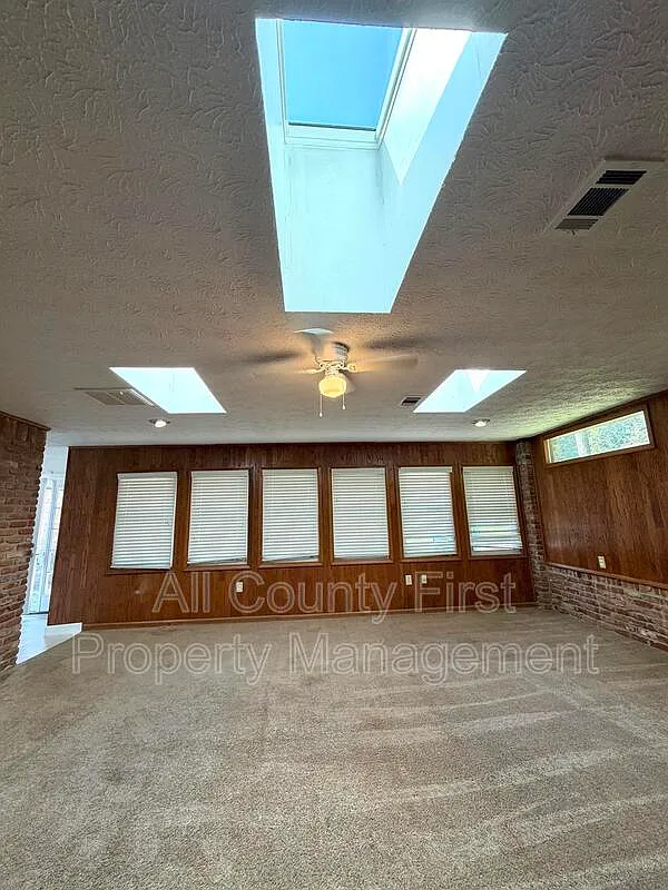 3 bed, 2.0 bath, 2052 sqft, $2,000 — Photo 3
