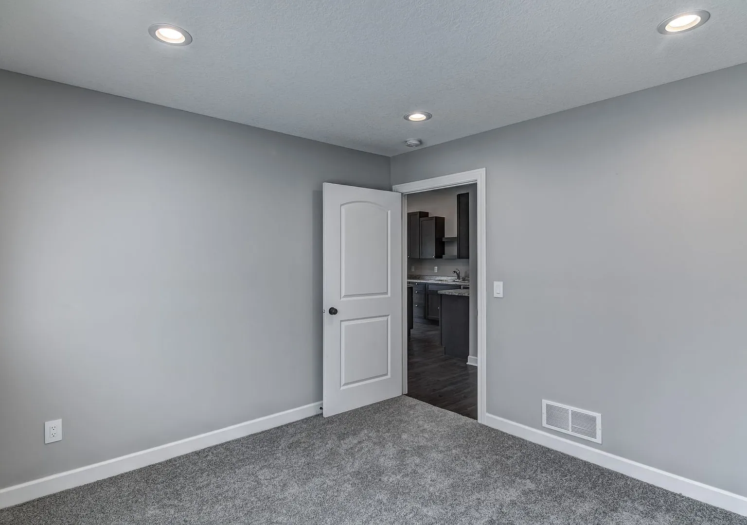 Convenient Location! 3 Bedroom Town Home — Photo 2