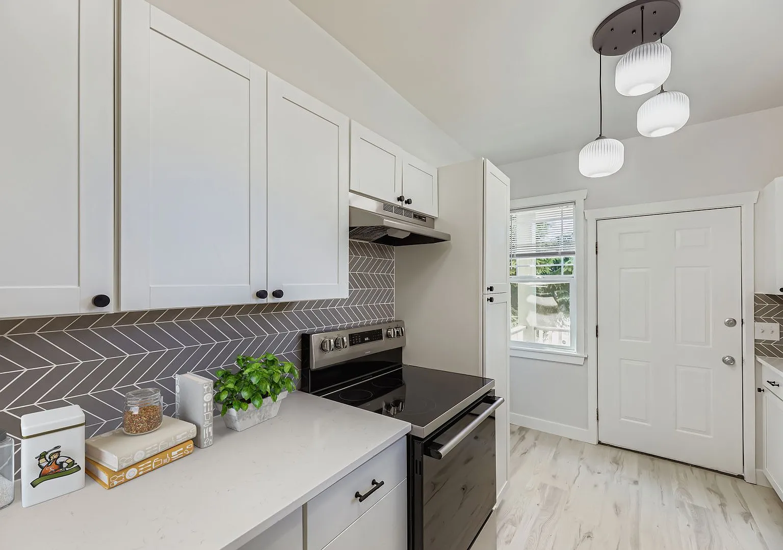 Breathtaking Renovation! Oversized 2 Bed 1 Bath Duplex Pre-lease it Now! — Photo 2