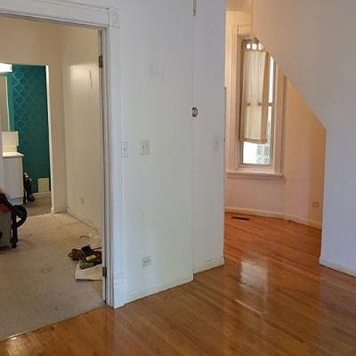 3rd image of 1032 W Newport Ave APT 1F