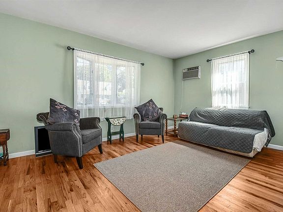 5th image of 44 E 19th St