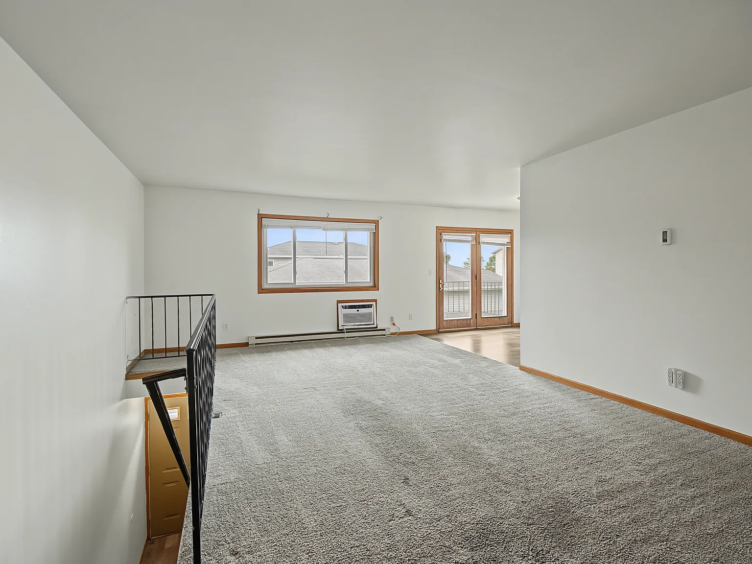 122-130 Maple Court - 130 — Photo 2