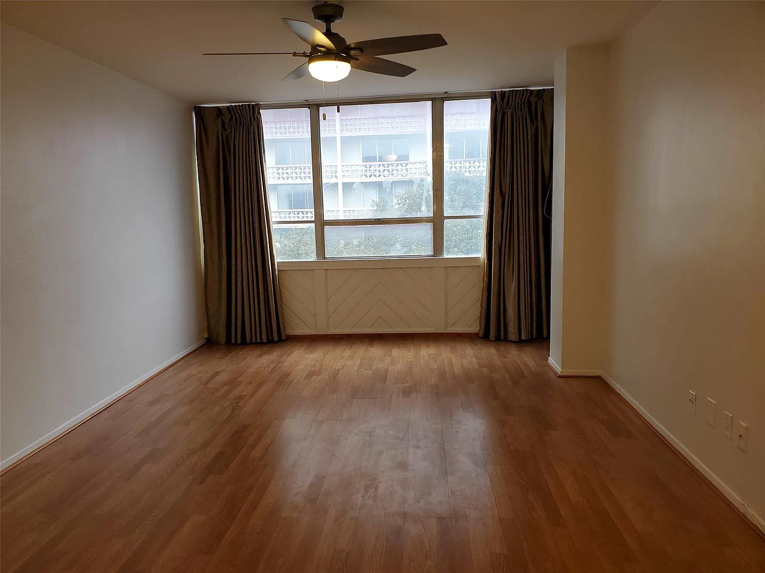 1 bed, 1.0 bath, 592 sqft, $1,275 — Photo 2