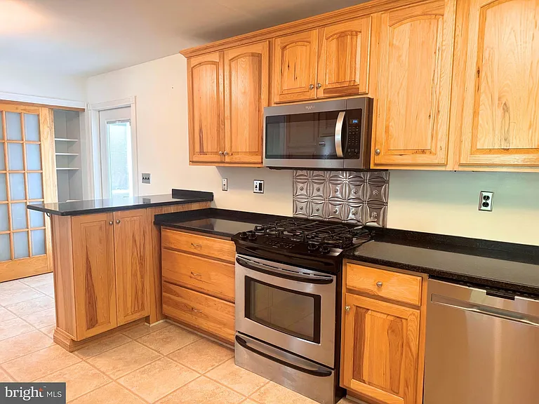90 Avondale Cir — Photo 8