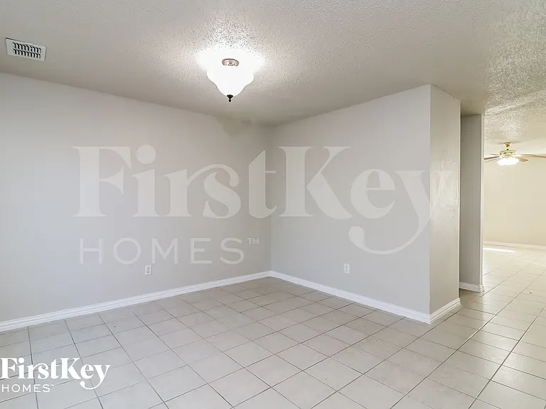 3913 Fox Run Dr — Photo 5