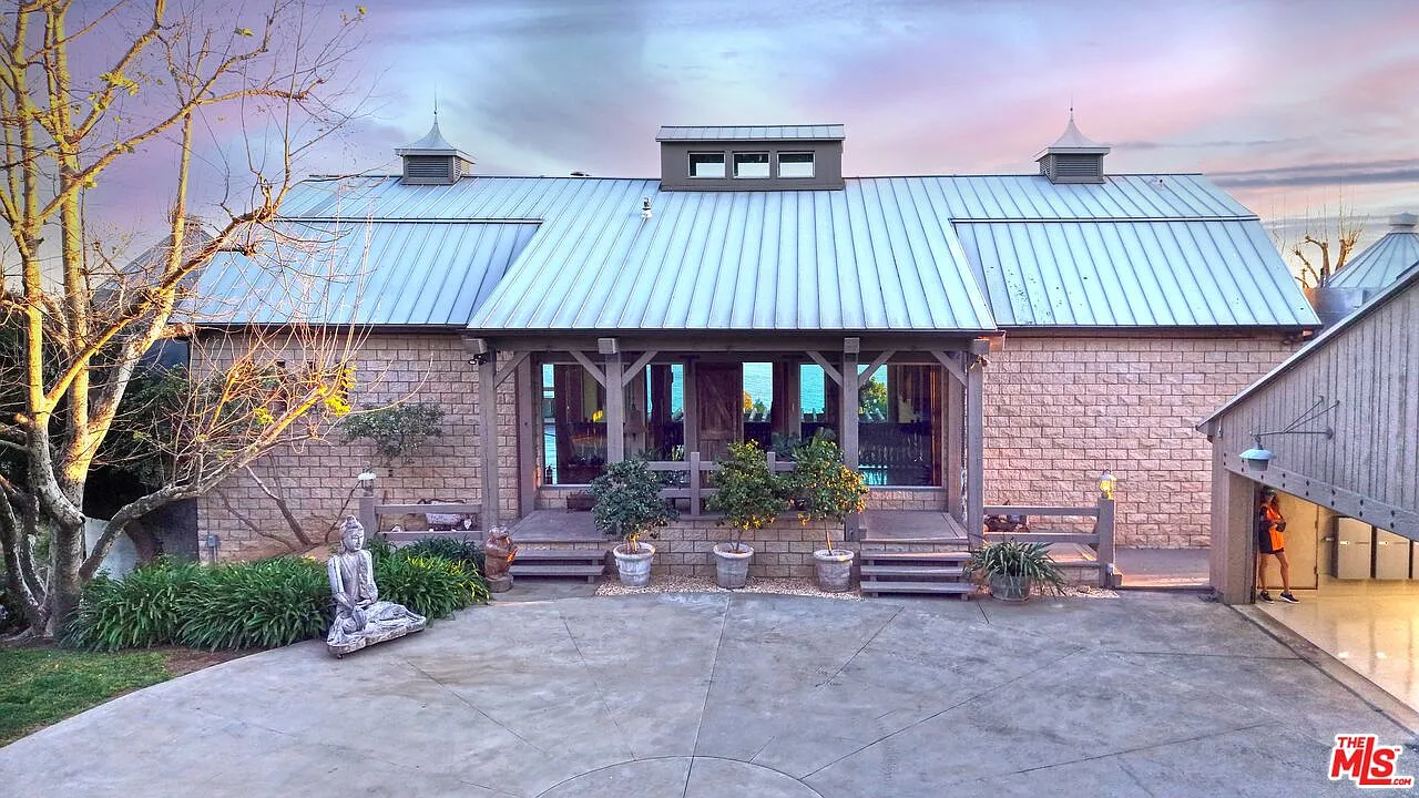 3 bed, 4.0 bath, 4504 sqft, $36,000 — Photo 2
