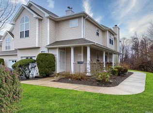 2901 Willow Pond Dr, Riverhead, NY 11901