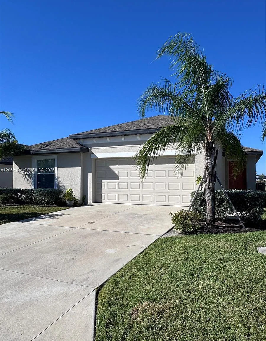 4 bed, 2.0 bath, 1812 sqft, $2,000 — Photo 1