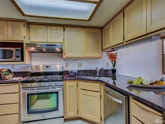 3rd image of 550 NW Lateen St