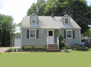33 Michael Dr, Metuchen, NJ 08840