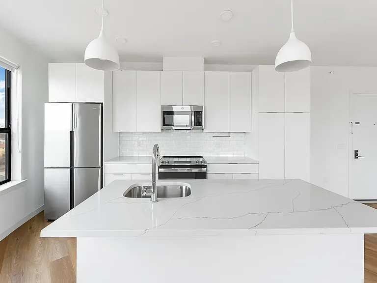 165 W 7th St #213 — Photo 11