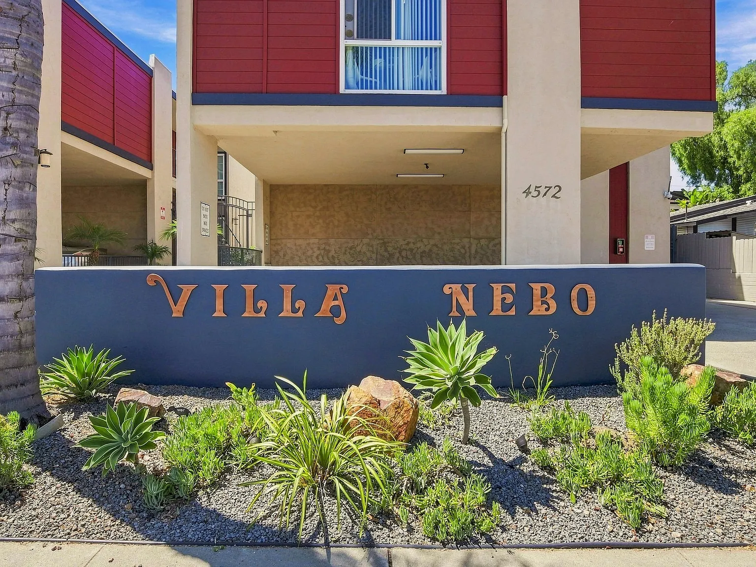 2 bed, 850 sqft, $2,300 — Photo 1