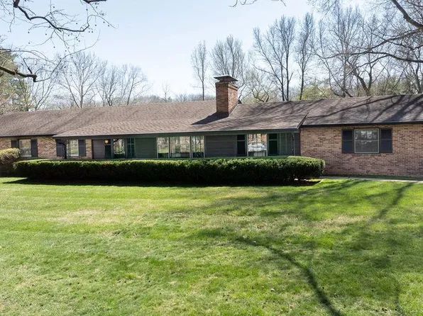 4 Glen Abbey Dr, Saint Louis, MO 63131