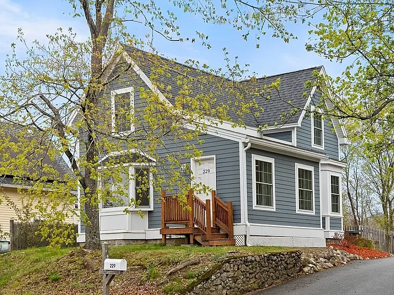229 Highland St — Photo 4