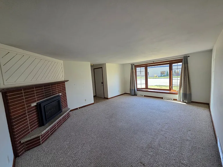 1798 Chateau Dr — Photo 3