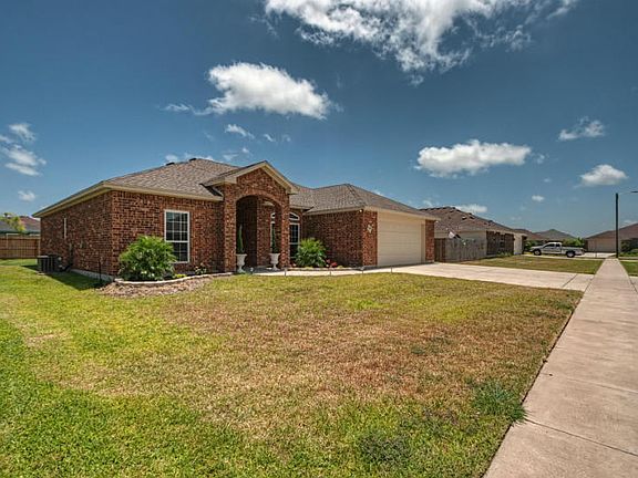 3rd image of 3906 Eucalyptus Dr