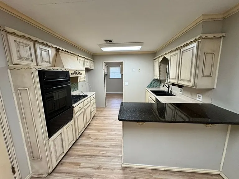 2204 Edgewood Dr — Photo 2