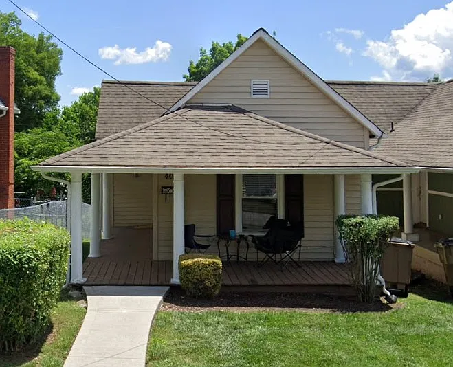 402 Oak Hill Ave E — Photo 1