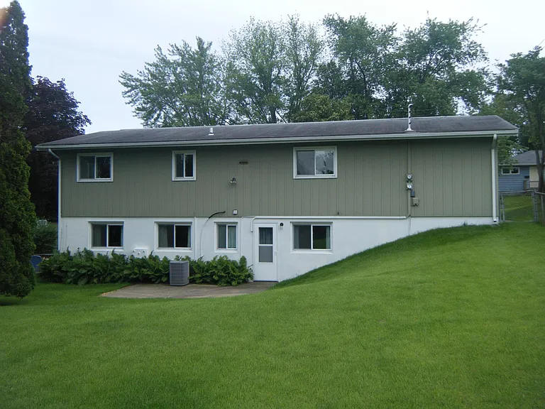 712 Woodside Dr — Photo 3