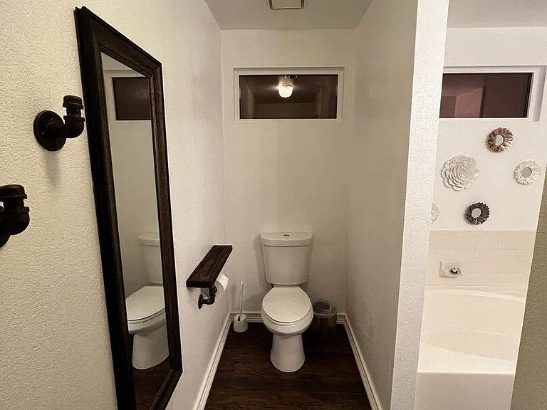 E Essex Village Dr — Photo 15