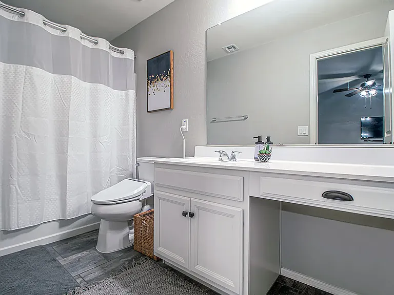3915 E Liberty Ln — Photo 15