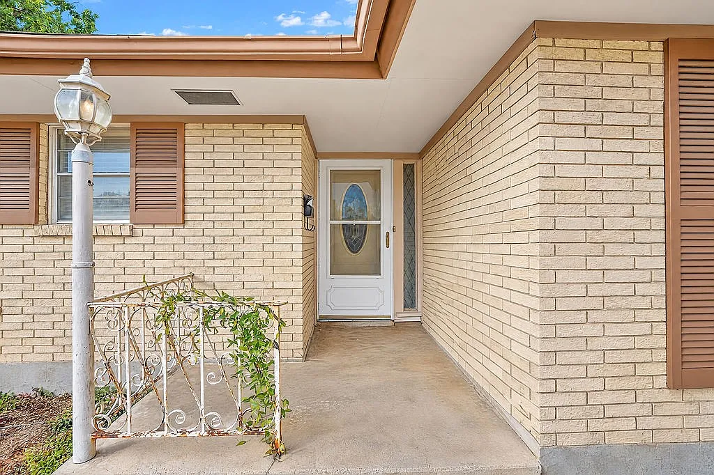 3 bed, 2.0 bath, 1386 sqft, $1,895 — Photo 2