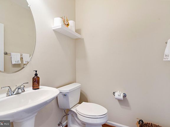 5th image of 8583 Wyngate Manor Ct