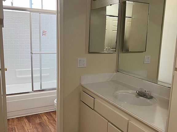 4th image of 13515 Doty Ave #0859a7e5a
