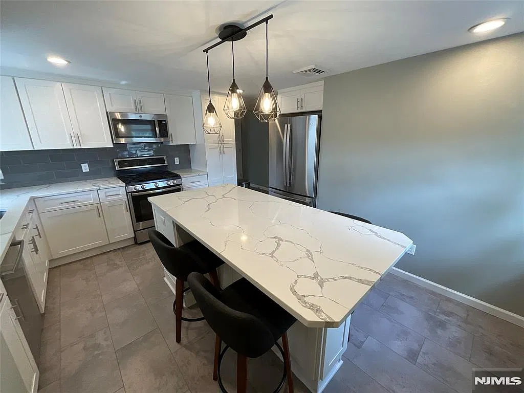 2 bed, $2,500 — Photo 3