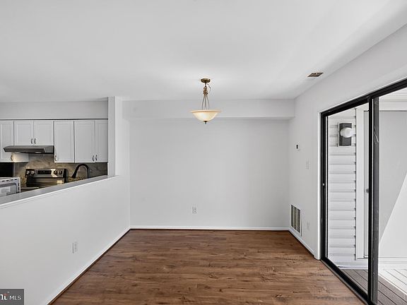 3rd image of 1056 Warwick Ct