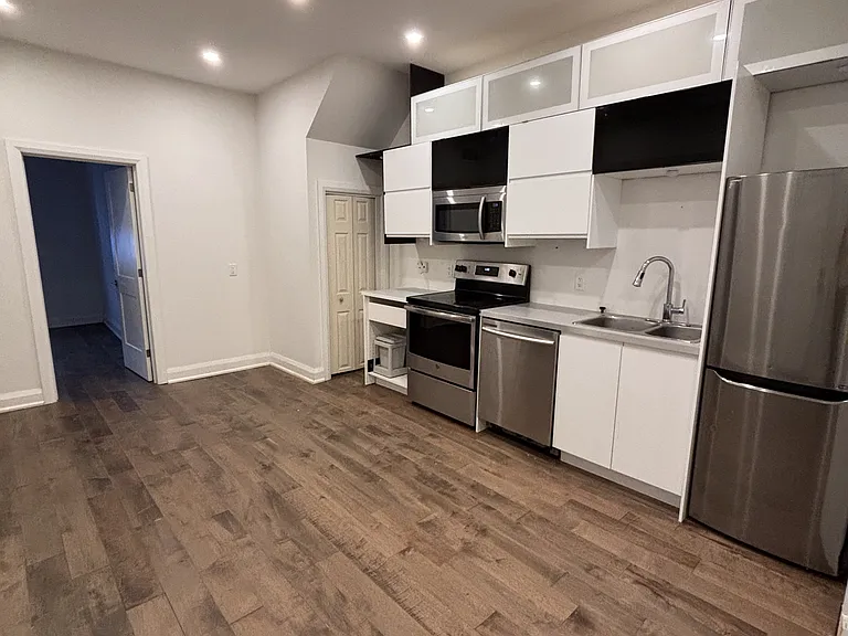 82 Eccles St #2 — Photo 1