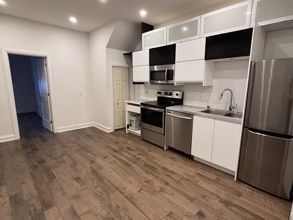 82 Eccles St #2