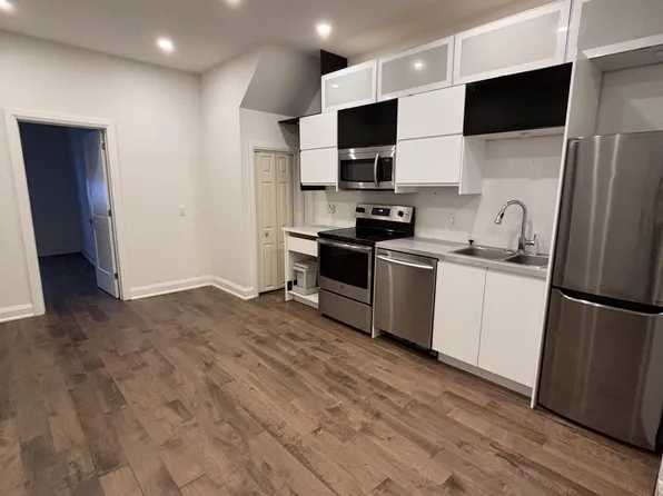 82 Eccles St #2, Ottawa, ON K1R 6S6