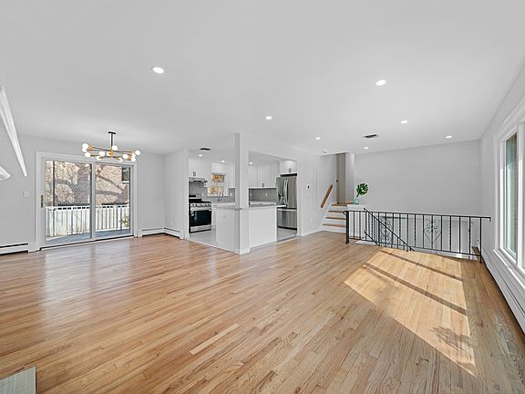 LOTS OF NATURAL LIGHTS