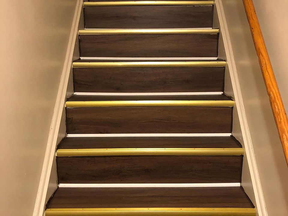 PRIVATE ENTRANCE TO 2ND FLOOR