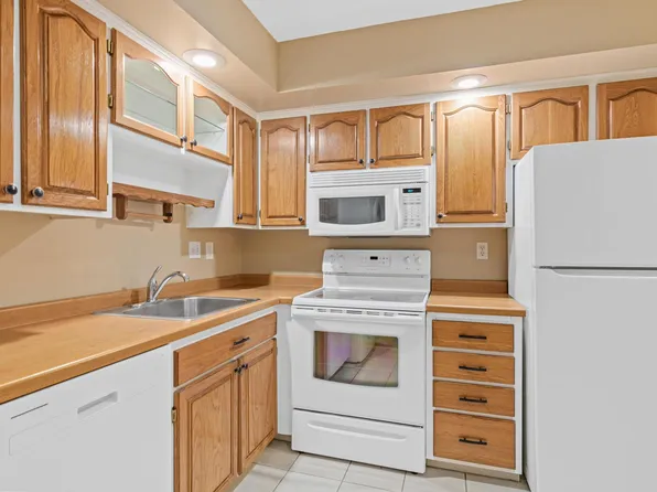 12600 Parkwood Dr APT 213, Burnsville, MN 55337