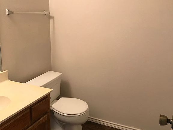 3rd image of 1608 Sun Valley Dr APT B