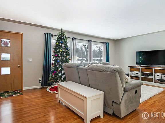 2nd image of 1679 Gladstone Dr