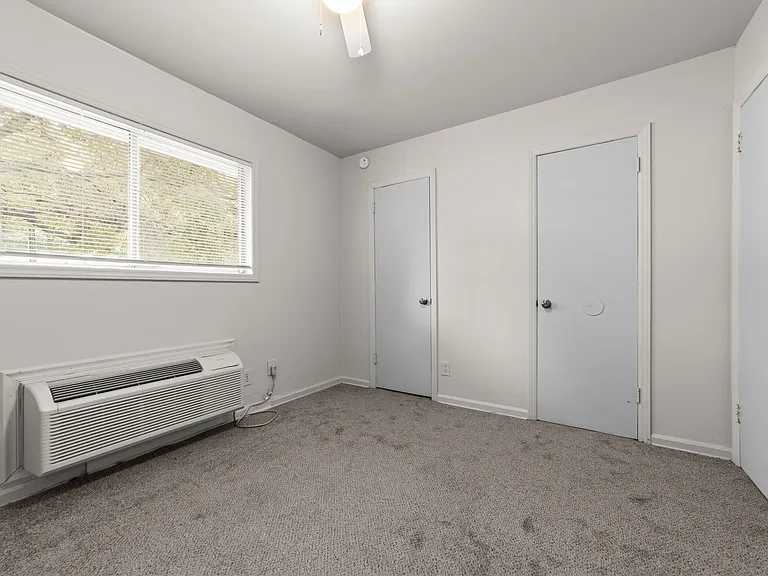 2 Bed, 1 Bath Townhome - Renovated