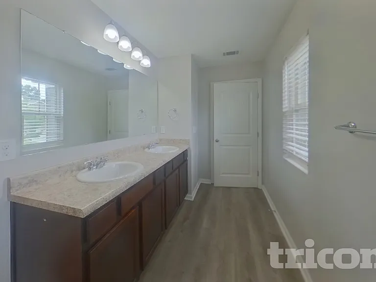 1008 Eldon Ln — Photo 8