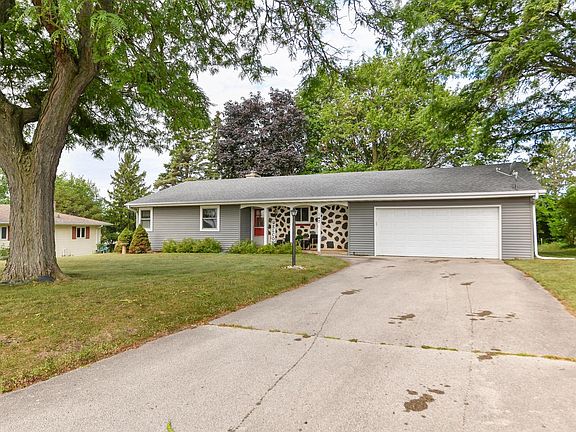 3rd image of 147 Hilldale DRIVE