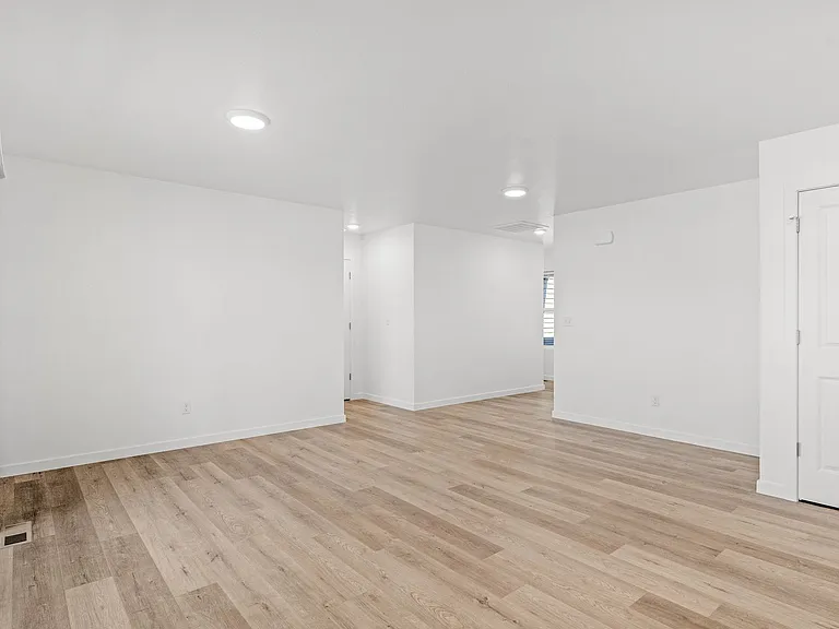 803 Lambert Cir — Photo 13