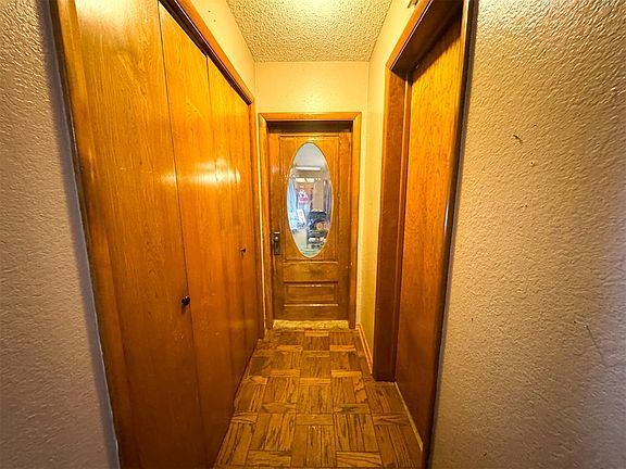 4th image of 420 W 8th St