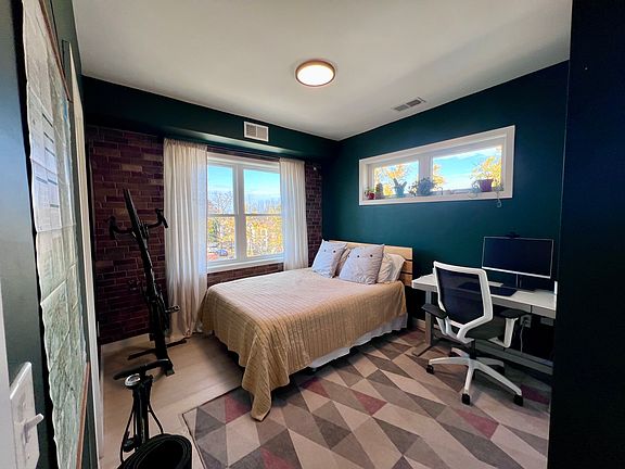 Spacious room with large windows. Great light throughout the day.